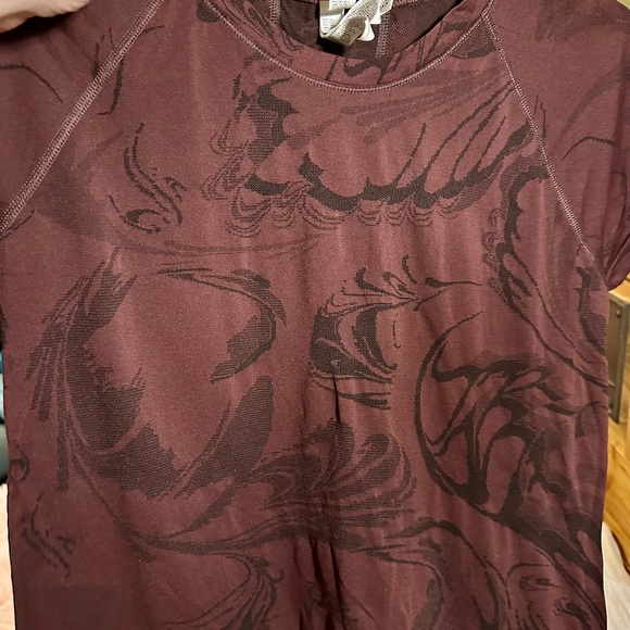 Bundle of 2 Subtle Patterned Large Athleta Momentum Tops in Burgundy & Teal - Picture 6 of 12